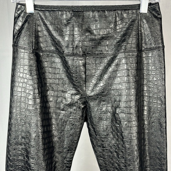 7 For All Mankind 7 FAM Croc Faux Leather Leggings in Black. - Picture 5 of 8
